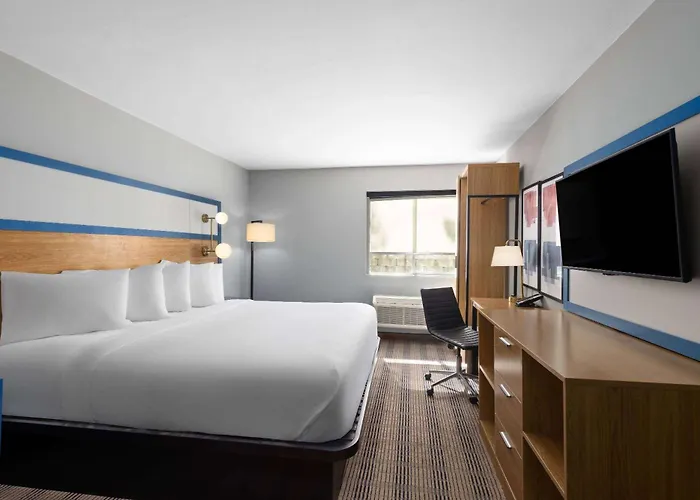 The Inn & Suites Omaha Near Zoo